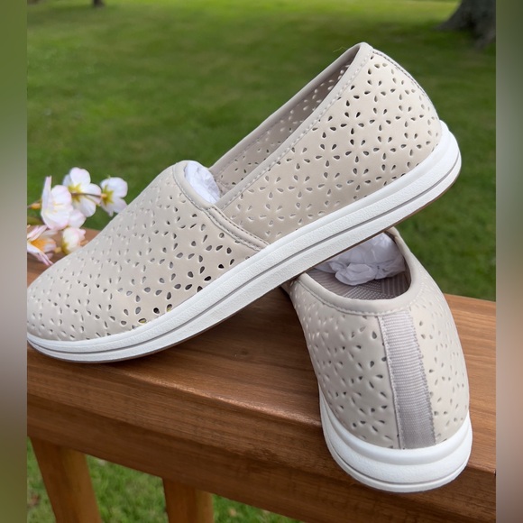 Clarks Cloudsteppers Slip On Shoe - Picture 6 of 8